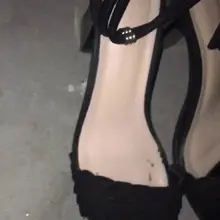 同好投稿，尾随少妇，刚脱下来热乎的粗跟凉鞋，拿到楼道打胶保养，抹匀后再放回去。