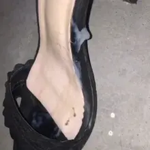 同好投稿，尾随少妇，刚脱下来热乎的粗跟凉鞋，拿到楼道打胶保养，抹匀后再放回去。