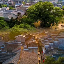 安义古村群。沿着青石板路穿行在明清古建筑群里，看黛瓦粉墙、雕梁花窗，触摸千年古村的历史脉络。