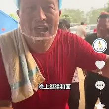 洪水无情，人间有爱！大哥为你点赞！