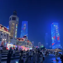 在津湾大剧院听完音乐会 出来海河边走一走 孩子们跑来跑去 有素人歌手在唱歌 闲适