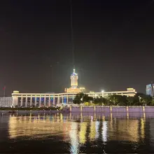 在津湾大剧院听完音乐会 出来海河边走一走 孩子们跑来跑去 有素人歌手在唱歌 闲适