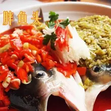 江西美食鄱湖胖鱼头，以其硕大肥美、鲜嫩无腥而闻名，是赣菜中一道极具代表性的地方特色佳肴。其精髓在于充分激发鱼头本身的鲜味，并辅以江西特有的调味手法，成就一锅浓…