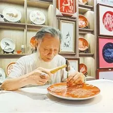 刻瓷，被誉为“瓷器上的丹青”。年逾七旬的李强就是一名刻瓷手艺人，从金属雕刻到陶瓷釉上雕刻，伴随着叮叮当当的敲击声，他的雕刻生涯不知不觉已走过60个年头。🇨🇳👴…