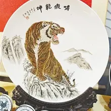 刻瓷，被誉为“瓷器上的丹青”。年逾七旬的李强就是一名刻瓷手艺人，从金属雕刻到陶瓷釉上雕刻，伴随着叮叮当当的敲击声，他的雕刻生涯不知不觉已走过60个年头。🇨🇳👴…