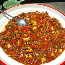 江西人的下饭神器之一——莲花血鸭，来自江西萍乡莲花县。鲜鸭血入锅，与剁碎的鸭肉猛火爆炒，鸭血裹住每一粒肉，滑嫩、咸香、辣得直接，没有麻来铺垫，就是纯辣攻击。一…