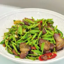 脆嫩藜蒿搭配咸香腊肉，一口咬下，是鄱阳湖畔的清新，也是赣鄱人家烟火的浓缩。#江西小炒 火遍街头巷尾，而这盘清香四溢的藜蒿炒腊肉，正是无数游子魂牵梦绕的“家的味…