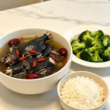 一碗泰和乌鸡汤，鲜到舌尖都打颤～🍲 #赣鄱风韵 #舌尖上的养生 #中华食材顶流 #滋补炖煮小时光 #食补界白富美