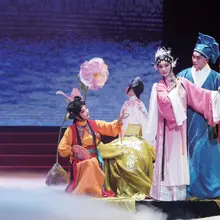 赣剧的骨子里镌刻着江西的山水性格——是质朴的，也是激越的；是泥土中生长的故事，也是能冲上云端的回响。这种独特的腔调与魂魄，自时光长廊款步而来，如今正褪去尘埃，…