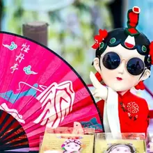 赣剧的骨子里镌刻着江西的山水性格——是质朴的，也是激越的；是泥土中生长的故事，也是能冲上云端的回响。这种独特的腔调与魂魄，自时光长廊款步而来，如今正褪去尘埃，…