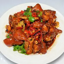 🌶️【江西辣猪蹄】这锅红艳翻涌的胶原蛋白，就是赣鄱风韵最浓烈的“辣味美学”！🔥不同于川渝的麻与江南的甜，江西辣直冲天灵盖——每一口都是红土地给的滚烫情书💌 #…