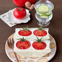 🍅Jellycat Sandwich ◡̈ 省时省力的一只番茄奶酪三明治🧀 酸甜多汁的大番茄被奶香咸鲜的奶酪厚厚包裹 食用前撒些黑胡椒是关键 完美激发意式风味😉