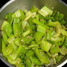 醋拌西芹真的酸酸脆脆嘎嘎好吃😋 低卡美味可以吃一大碗 西芹切段焯水 1 分钟晾凉 倒入生抽 2 勺 多多的香醋+白芝麻+一点点盐+少许香油 拌匀腌制入味了就可…