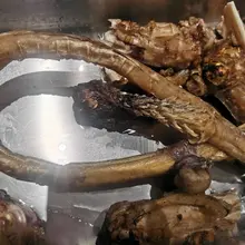 这次来把老哥以前泡的喝的差不多了 老哥特又去搞了新鲜的，说药材没到，先用金门高粱酒泡上药到了再加， 这玩意泡酒界天花板了吧， 国内想都不用想啊