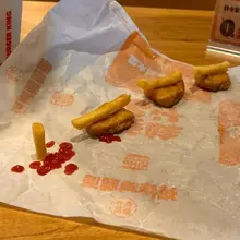 疯狂星期四🐔 国内纪念六四活动行动指南： 在薯条旁边挤番茄酱（象征六四大屠杀的鲜血）拍照发抖音微博微信朋友圈 单纯只要薯条就行 本活动由美国公司肯德基赞助💕