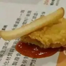 疯狂星期四🐔 国内纪念六四活动行动指南： 在薯条旁边挤番茄酱（象征六四大屠杀的鲜血）拍照发抖音微博微信朋友圈 单纯只要薯条就行 本活动由美国公司肯德基赞助💕