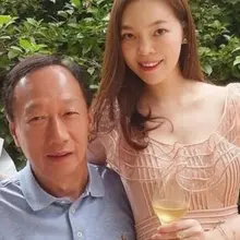 周末轻松一下 霸总第几春 75岁郭台铭被曝出轨，女方50岁，离异带娃