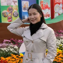 大姐的笑容里有一种与自然相融的从容，举手投足透露着一种不刻意的高级感。不是年轻时的张扬，而是把生活沉淀成了骨子里的气定神闲，让人觉得既温柔又值得尊敬。