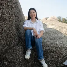 大姐的笑容里有一种与自然相融的从容，举手投足透露着一种不刻意的高级感。不是年轻时的张扬，而是把生活沉淀成了骨子里的气定神闲，让人觉得既温柔又值得尊敬。
