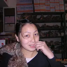 真正的高级美，不是网红女星般的浓妆艳抹，而是把生活的痕迹都化成了气质的一部分，形成的一种经得起时间考验的、有温度的真实美。