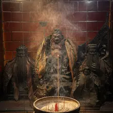 帶我老婆去拜拜 他卻脫口而出說 怎麼會有豬哥神 心裏OS：「靠杯；三小勒，鄉下來的。」 我跟她說：「祂是天蓬元帥！」 心裏再度膜拜OS：「不好意思，請元帥息怒…