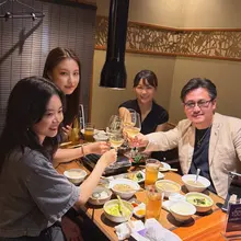 昨晚《东京饭局》女子会＋【内场】大阪小分队聚会，直接把手机播到没电自动关机了……每周六晚上，一群朋友，一个话题，不同的故事🥂 #内场 #东京饭局