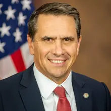 美国参议院明天开始5周的休假。今天在休会之前通过了两个重要法案，一是以50比49票通过了司法部长布兰奇的任命案。共和党的苏珊.柯林斯和穆考斯基两名建制派女议员…