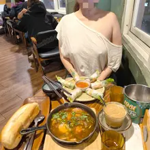 穿上粉絲的指定衣服跟他一起吃飯 別桌的男人跟店員都在看母狗🫣 不過餐點真的蠻好吃的🤤
