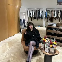 今天也是女装 跟老爸出去逛街啦！ 在老爸的支持下 买了好多好多衣服和丝袜 ！！ #黑丝 #女大