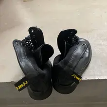 #射鞋 #玩鞋 #扫楼 #打胶 看着少妇姐姐自己翻开的骚靴子，实在是没有任何抵抗力啊...看到这骚逼般翻开的靴子仿佛就像扎着腿在向我招手的少妇姐姐:快来操我吧…