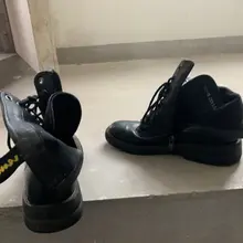 #射鞋 #玩鞋 #扫楼 #打胶 看着少妇姐姐自己翻开的骚靴子，实在是没有任何抵抗力啊...看到这骚逼般翻开的靴子仿佛就像扎着腿在向我招手的少妇姐姐:快来操我吧…