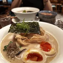 おはラーメン🍜 昨日ガールズ達としゃべくり倒してパフェ🍨とラーメン🍜キメて帰って爆睡したらなぜか夢の中で撮影してる夢見たよ😂 夢の中でも充実してるってコト!?…