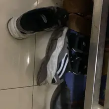 #射鞋 #玩鞋 #扫楼 #打胶 昨天出门的时候碰到少妇姐姐和她老公回来，可以看得出来她老公对我的车很有兴趣，那是一步三回头啊。只是他不知道的是，我也是一步三回…