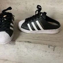 #射鞋 #玩鞋 #扫楼 #打胶 上个月把35.5妹子的斯凯奇顺走了几天，还的时候刚放好碰到妹子出门，吓得我果断溜到了-1蹲了一会，上来的时候妹子竟然撵到了一楼…