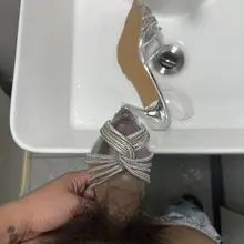 群友分享，银色高跟凉鞋，骚的很。