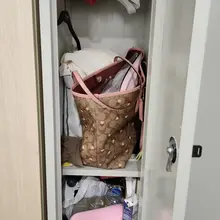 酒店更衣室的黑色高跟。