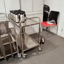 酒店更衣室的黑色高跟。