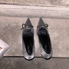 同好投稿，灰色细高跟，拿到楼道保养。这种带蝴蝶结的高跟是真喜欢。