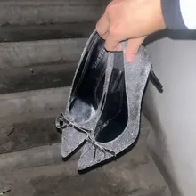 同好投稿，灰色细高跟，拿到楼道保养。这种带蝴蝶结的高跟是真喜欢。