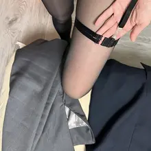 表面清纯禁欲的黑丝职场女王，背地里骚逼痒得自己夹腿。这双吊带黑丝刚从丝绸裙下剥下来，丝边黏着我的淫水，闻一口就能让你硬到爆炸，贱奴。 @hongxiutian…