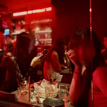 燈紅酒綠 翻雲覆雨 - 來台北幾個月了 終於出去外面喝酒了 這間的氛圍真的很好 從晚餐時間待到閉店 天馬行空的聊 無話不說 好久沒有享受那麼輕鬆的氛圍 - 期…