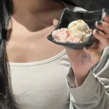 準備迎接看不到𝓖的兩個禮拜 被催著趕快帶她到處吃吃喝喝 大家會跟她約約出來後的時間嗎😗 題外話：有人發現冰淇淋是愛心嗎❤️ 𝓙