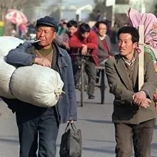 一个拿不到血汗钱的农民工被逼成杨佳，用自制的土炸弹去讨薪，结果炸伤了自己和他人被法院判了六年，更诡异的是，国内有关这个话题的报道和讨论遭到全网封杀！看来中共最…
