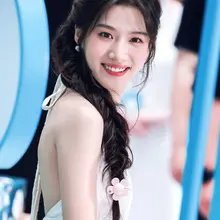 No.mx1466卢昱晓深圳奈丝公主活动生图，白色挂脖裙，清纯美背诱人 [240P+1.8G] #明星生图 #卢昱晓 自购地址：https://t.co/OO…