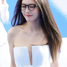 No.mx1454蔡文静千问AI眼镜活动生图，低胸深V白裙，戴上眼镜更有感觉 [100P+1.03G] #明星生图 #蔡文静 自购地址：https://t.c…