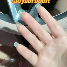 骚母狗上班都在发情！忍不住跑去车上抠自己的骚穴，抠得满手都是淫水！内裤都湿了！等晚上一定要狠狠的操她！ @LOSTPARADI4700 184号。感谢转推