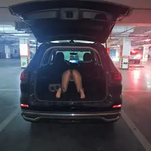 由远到近，给我的少妇地下停车场露出，来个特写，特别喜欢他们夫妻性格，老公没时间，就让他们老婆跟着出去露出，新的一年，喜欢少妇、人妻又热烈了，欢迎各位夫妻，情侣…