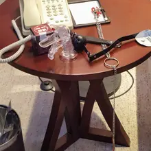 活动前，让绿奴老公带着锁，带着遛狗的链子，活动时，看她老公把锁带进小小的鸡巴上，他老婆舔着我大肉棒，时不时的骂她老公是个废物，在家里硬不起来，还是主人鸡巴大，…
