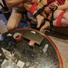 活动前，让绿奴老公带着锁，带着遛狗的链子，活动时，看她老公把锁带进小小的鸡巴上，他老婆舔着我大肉棒，时不时的骂她老公是个废物，在家里硬不起来，还是主人鸡巴大，…
