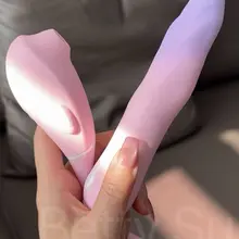 生理期😐 又把翘尾鱼翻出来🧜🏼‍♀️玩了一组 意外发现和我新做的穿戴甲很配🫶🏻这个指甲油只用涂一层，吸一下直接照灯，不需要封层！！！懒人神器谁懂